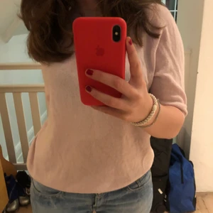 Kashmir t-shirt - Säljer denna super fina stickade t-shirten från hm kashmir avdelning. Det är i bra skick men sökes då den tyvärr inte kommer lika mycket till användning.        Frakt tillkommer💞💞