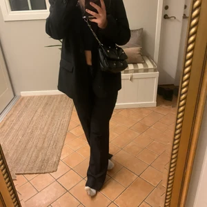 ZARA väska med nitar - Säljer då jag inte använder den så mycket. Använd fåtal gånger, nästintill nyskick! Nypris 299 kr. Hör av er om ni undrar något😇🤍