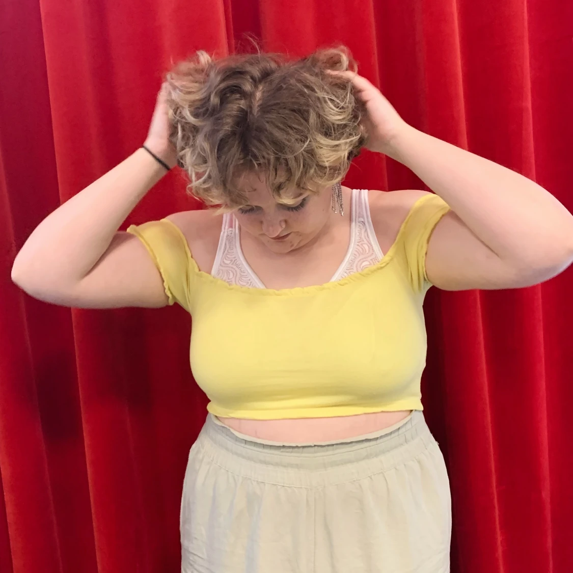 gul off-shouldertopp