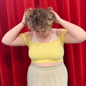 gul off-shouldertopp - Supergullig och stretchig gul topp!      - Just nu behöver vi i klass 19b från Rytmus Göteborg samla in pengar till vår klasskassa! Vi vill inte att någon ska missa något av studentens roligheter på grund av att alla inte har råd med alla kostnader som ingår. Så vi säljer nu en massa kläder! Fler plagg kommer så kan småningom! Är du intresserad av just detta plagg? Eller har du några frågor? Tveka inte om att höra av dig!