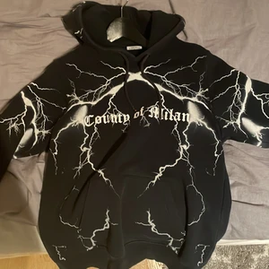 Marcelo Burlon hoodie - Riktigt snygg Marcelo Burlon hoodie, lite söndrig på slutet av armen men den funkar perfekt. Nypris är 4000-5000kr