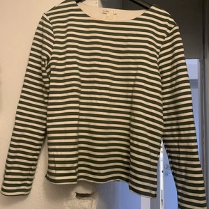 Randig tröja - Randig långärmad tröja med 4/5-dels ärmar. Storlek S.