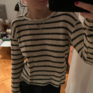 Zara tröja -  Super fin stickad tröja från zara köpt i sommras och är så sjukt snygg men säljer för har en väldigt liknade. Använd få gånger 5 ish gånger. Super snygg och är perfekt nu till våren!