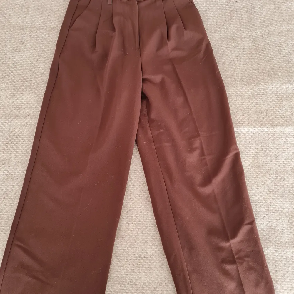Lösa bruna kostymbyxor använda 1 gång, köparen står flr frakt ❤ nypris 500kr . Jeans & Byxor.