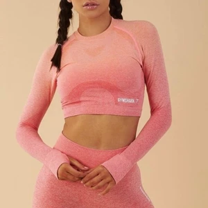 Gymshark Top Ombre  - Så jävla snygg top från Gymshark i storlek XS som till min förtvivlan är för liten.. Köpte den för ett år sedan ca, men har fått inse att jag behöver en storlek större.. Tyvärr finns den inte kvar på hemsidan, bara en tråkigare variant (se bild 3). Jag kan fixa egna bilder om så önskas. Den är i perfekt skick och har sjukt vackra och starka färger. Modellen är seamless. Jag Skulle säga att den passar en XS Eller en S med mindre boobs. Är intresset stor blir det budgivning🌟