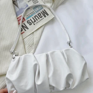 Väska - En till väska jag köpt från Shein men bara använt 1 gång. Jätte fin vit väska med mycket rimlig plats men som inte passar min stil längre. Kan skicka bilder privat.