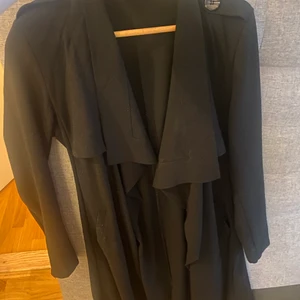 Svart kappa - Knappt använd, köpte för 600kr, inga skador på jackan,rök fri