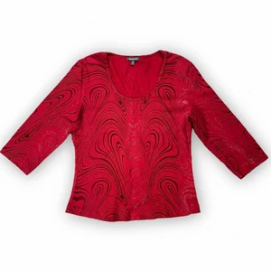 Trippy Tröja - Söt trekvarts tröja med trippy hjärtprint över hela tröjan. Hjärtprinten är i en mjuk velvetliknande material. Modellen använder vanligtvis storlek S/M och är 169cm. Från Street One, storlek 38. 97% bomull och 3% elastan. Flat lay mått: Axel till axe