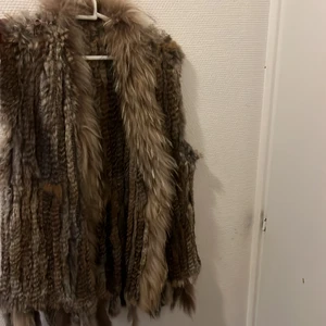 Päls väst - Päls väst från hollies aldrig använt! Perfekt skick kom privat för mer bilder osv osv 💓 ÄKTA PÄLS
