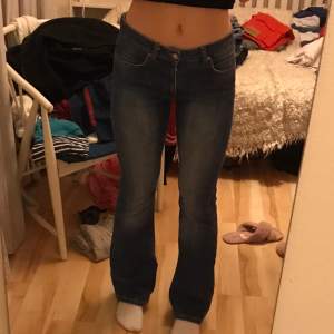 Jättefina låga bootcut jeans som passar xs/s. Jag är 167 cm