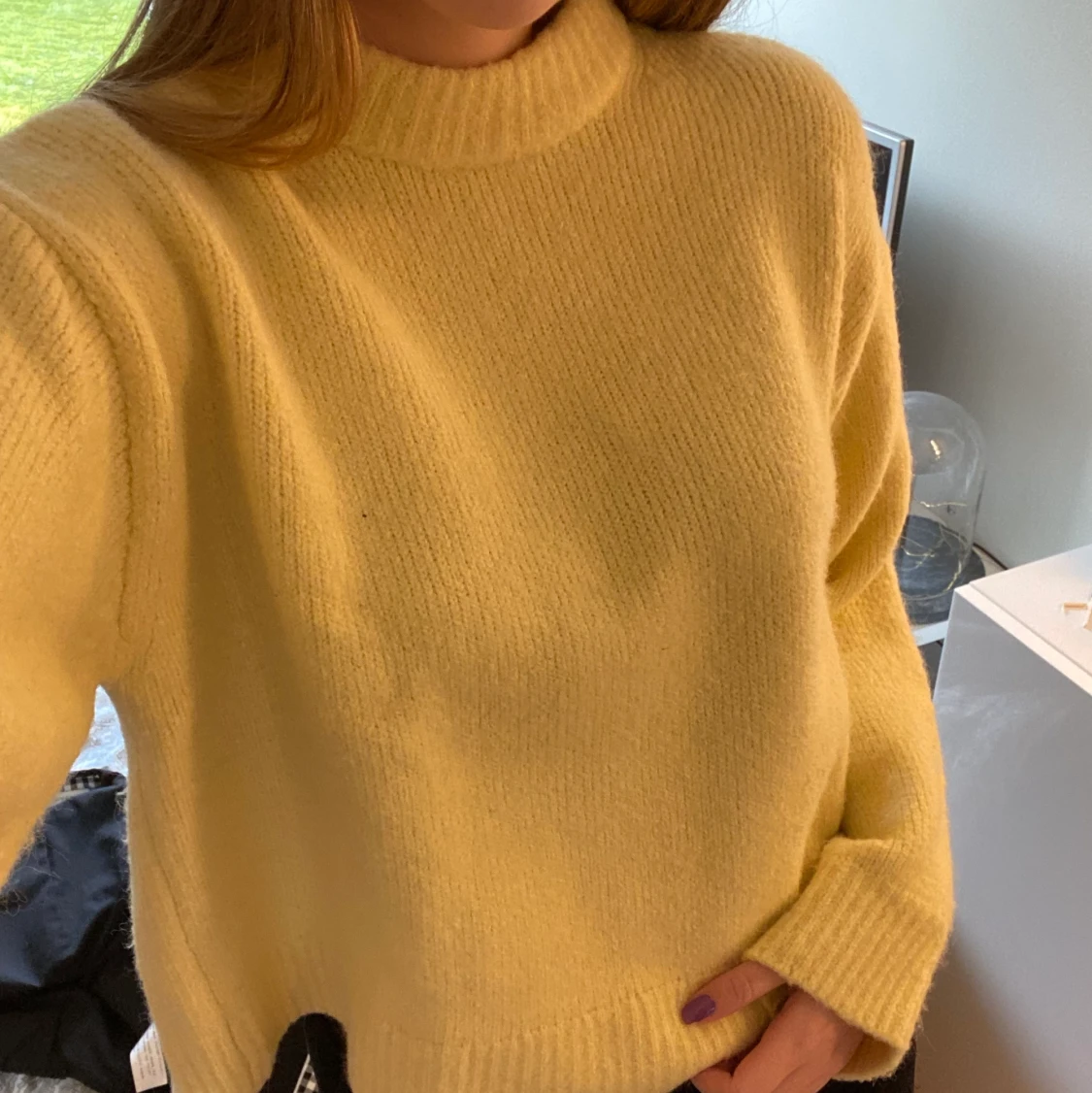 Gul stickad tröja
