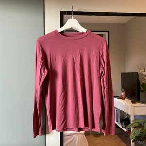 Långärmad tröja - Långärmad tröja från bikbok. Lite mörk rosa/lila färg typ. Storlek xs men passar både s och m