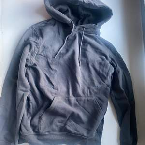 Basic grå vanlig hoodie i storlek Xs från herravdelningen. Skulle säga att det är en S i dam. Bra skick och skön!😁 köparen står för frakten🚚