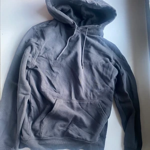 Hoodie - Basic grå vanlig hoodie i storlek Xs från herravdelningen. Skulle säga att det är en S i dam. Bra skick och skön!😁 köparen står för frakten🚚