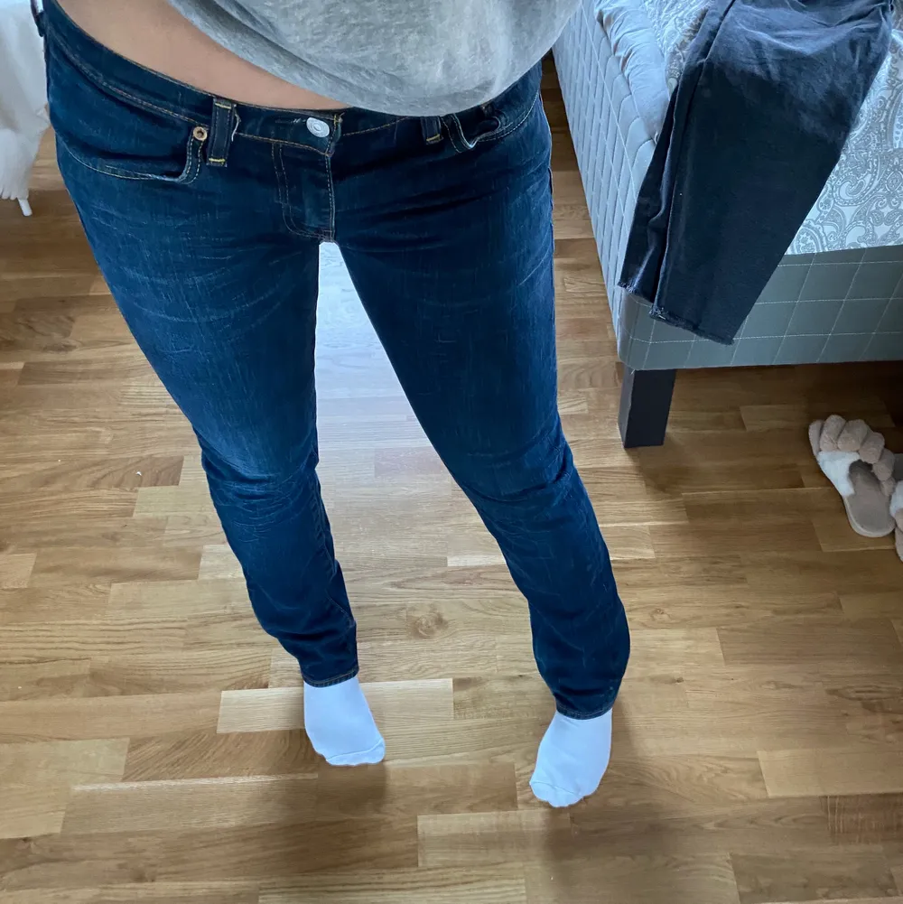 Sååå fina jeans från levis, älskar färgen på dom. Dom är lågmidjade och raka i benen. Det ör storlek W32 L32😊. Jeans & Byxor.