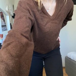 Stickad tröja - Brun stickad tröja köpt secondhand men från märket Alan Paine i storlek 42/107cm men skulle säga att den passar XS-M. Använd sparsamt trots att den e köpt secondhand 
