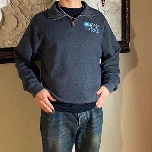 Chosen Vintage Half-Zip - A Place To Talk Half-Zip, inga defekter på tröjan och den sitter som en S. Kom dm för mått eller andra frågor!