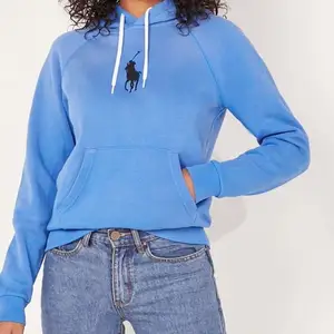 Ralph Lauren hoodie köpt för ca 1100kr inne på NK🥰 Är i perfekt skick och säljer för den inte kommer till användning! Frakt tillkommer!❤️