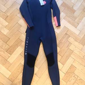 NYPRIS: 2399kr Helt oanvänd våtdräkt från Rip Curl.  Passar för kallt vatten  Storlek: 10 (S/M)  The Women's Dawn Patrol wetsuit features E5 Neoprene, 3/4 E4 Thermoflex, 3/4 E5 taping plus a refined panelling pattern to achieve a high performance feminine form. In addition, all Dawn Patrol products boast durable construction at great value.