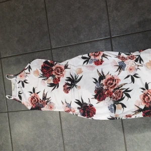 GADEROBSRENSNING!! - Fin klänning! Använd endast en gång! Från Nelly trend i strl xs. Skriv om du vill ha fler bilder eller har några funderingar