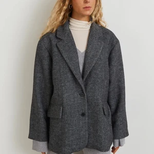 Gina Tricot Premium Blazer/Kavaj - Finaste Marissa premium blazer från Gina Tricot 🥰 Nypris 1299kr, slutsåld. PS: Jag är norsk och förstår svenska, men kommer svara på norska eller engelska