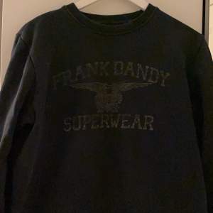 Svart/mörkblå sweatshirt från Frank dandy superwear, fint skick men använd!