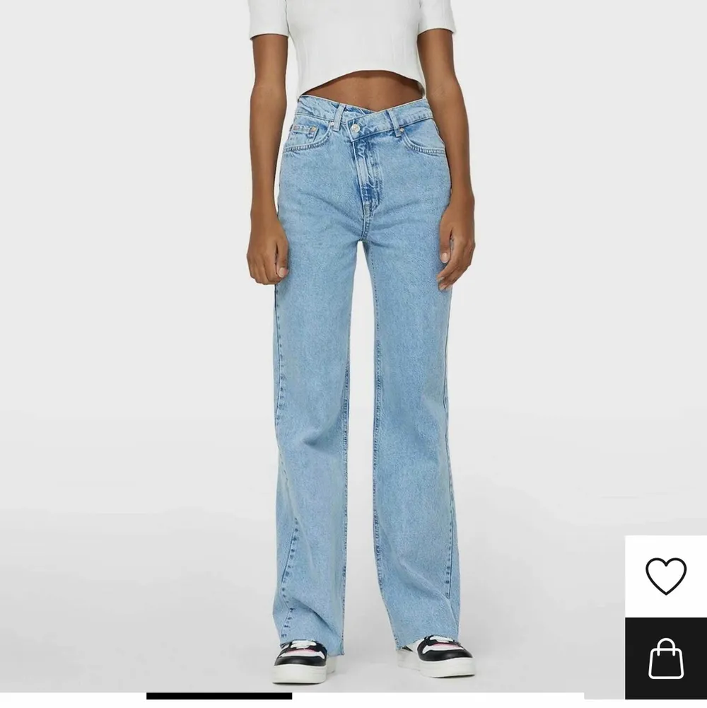 Säljer dessa ascoola jeans från stradivarius!! Helt oanvända med lappar kvar. Köpta för 359 kr men har aldrig använt då jag har andra jeans jag använder istället och de är något små🤍. Farkut & Housut.