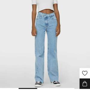 Säljer dessa ascoola jeans från stradivarius!! Helt oanvända med lappar kvar. Köpta för 359 kr men har aldrig använt då jag har andra jeans jag använder istället och de är något små🤍