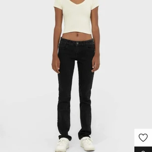 Svarta jeans från zalando - Ett par skitsnygga jeans som säljer ut snabbt och är för stora för mig. De sitter inte riktigt som jag vill! Skriv vid intresse och det blir budgivning om många är intresserade, är 164 cm lång. Lägg gärna bud vid istället för att skriva till mig vid intresse!