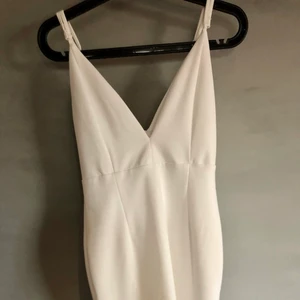 Vit klänning - Vit miniklänning i storlek XS från Toby Heart Ginger. Använd en gång. Säljes då den inte kommer till användning