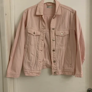 Rosa jeansjacka - Storlek S, aldrig använd. 