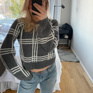 Rutig stickad tröja - En stickad tröja köpt från zalando, märket är even & odd. Tyvärr står ingen storlek i tröjan då jag klippt bort lappen men skulle säga att det är en xs/s 🤍 frakten är inkluderad i priset!!