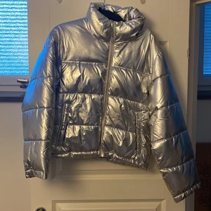 Gina tricot  - Metallic färgad jacka från Gina tricot. Använda ca 2-3 gånger , den är precis som ny. Säljer på grund av att jag inte använder den, men den är extremt fin och cool köpte för 400kr . Fraktkostnad är lite oklar då jag måste se vilket paket den får plats i, men räkna med minst 50kr