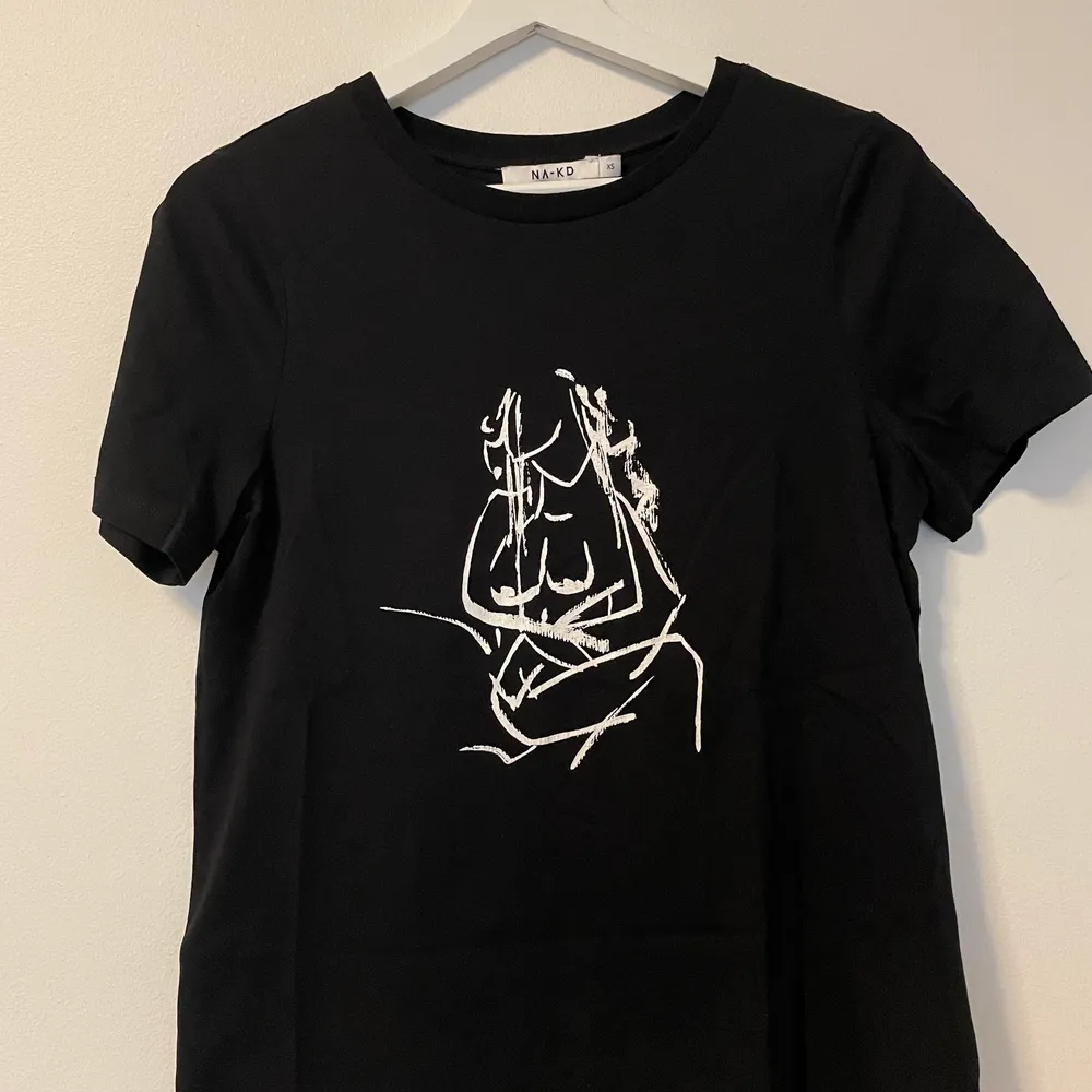 Svart t-shirt med ett abstrakt tryck ifrån nakd💘. T-shirts.