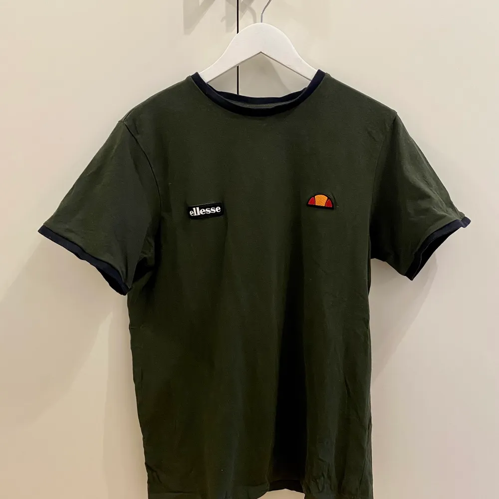 Militärgrön T-shirt från Ellesse. Herr, storlek M. Knappt använd, mycket fint skick.. T-shirts.