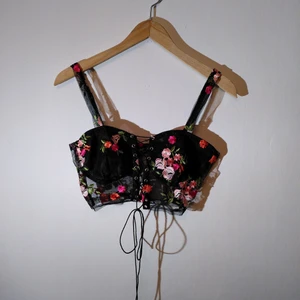 Blommig topp från Boohoo - Otroligt fin topp med broderade blommor. Den är genomskinlig överallt förutom över brösten. Den ska vara storlek 36 men jag skulle säga närmare 34. 