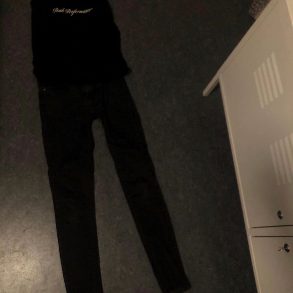 Svart peak linne (XL) Svarta jeans, lite urtvättade.(XS) Blå T-Shirt med rosa detaljer(XS) Svart zip up hoodie(S) Svart och Lila kjol med detaljer (XS). Jeans & Byxor.