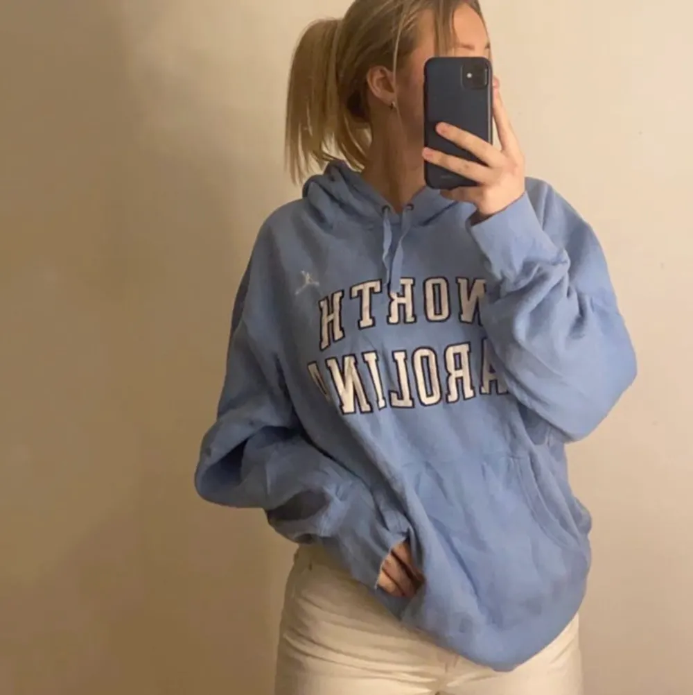 Vi säljer denna ljusblåa college hoodie från Nike som är i storlek XL men den sitter som en lite större M bara. Den är en vintage hoodie från college i North Carolina och har ett coolt och fint mönster på ryggen. Skriv för mer information🥰. Hoodies.