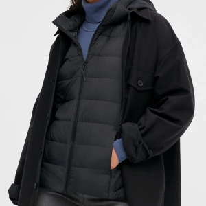 Mörkblå Uniqlo jacka - Fin blå uniqlo jacka i bra skick, skriv för bilder!!!!!! Obs jackan är exakt lika dan som på bilden fast i blå.