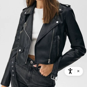 Skinnjacka - Skinnjacka från Pull and bear. Inga skador och den är i ett fint skick