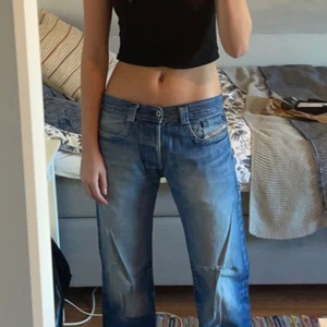 Diesel jeans - Säljer dessa PERFEKTA jeansen då de är lite för korta för mig!! Jag är 178 så de hade nog passat någon runt 165-175!!! Annars sitter de jättefint och älskar färgen och detaljerna!!! Jättefina och sköna❤️‍🔥💕köp direkt för 400 inkl frakt💕