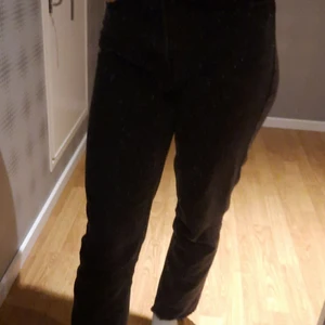 Only, Svarta jeans - Det är ett par jeans i svart/urtvättad svart färg i storlek 26/32. Haft över 1 år och används mycket. Inget slitage. 100kr+frakt