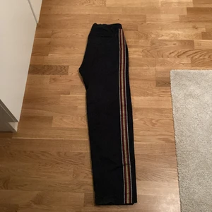 Our legacy track pants  - Storlek 46, i materialet påminner dem lite om kostymbyxor men ja de är trackpants. Straight passform, skick 7/10