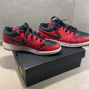 Jordans nike - Säljer mina superfina Jordans 1 low. Köptes våren 2021 och säljer pga det tyvärr blivit för små. De är andvända sparsamt men tyvärr lite creasade. Givetvis är det äkta