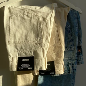 Weekday Jeans - Tre par weekday rowe jeans!! ✨✨två av dem (vit och off-white) är helt oanvända och dem blåa har bara används några få gånger 💕💕                                                           Vita: 24/32                                                                              Off White: 23/34                                                                 Blåa: 24/32                                                                           150 för ett par, 250 för två par, och 350 för alla tre!!