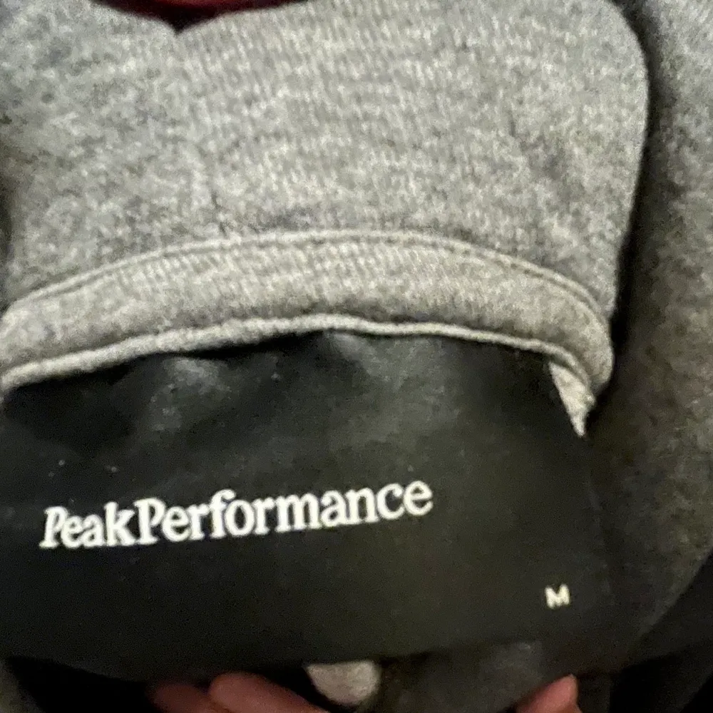 En grå peakperformance hoodie som ej kommer till användning den är ren och har inga fläckar eller skador sitter som en smäck i M. Tröjor & Koftor.