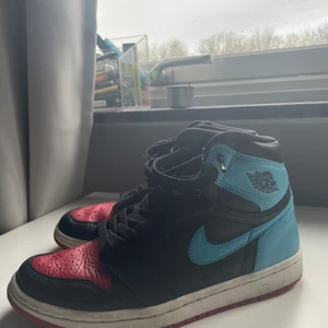 Nike Air Jordans - Säljer mina Jordans i storlek 37,5 (US 4) då de är för små för mig!! Använda ca 5 ggr under våren/sommarn. Köpte  de för 2000 kr. 