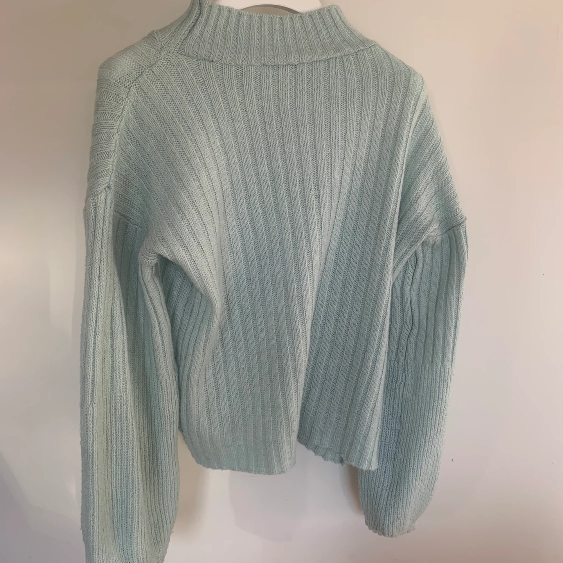 Ljusblå stickad tröja med ballongärmar!