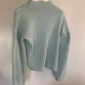 Ljusblå stickad tröja med ballongärmar! - Använd ett fåtal gånger, men väldigt fin och mjuk!! Relativt stor i storleken. Köparen står för frakten🥳