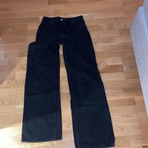 Jenas - Ett par svarta jenas från monki, inte använda alls många gånger. Endast i typ 2 timmar. 